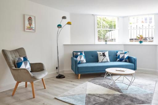 Stylish, spacious flat with private parking - Housity