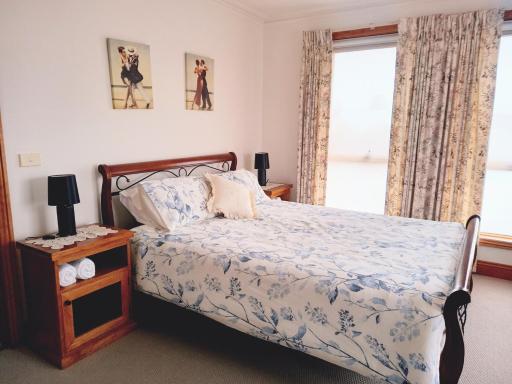 Central to CBD CoSheirm Apartments On Merri - Housity