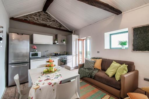 ALTIDO Amazing Green House with Balcony & Lake View - Housity