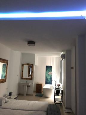 Cheerful five bedroom villa with a hot tub &cinema - Housity