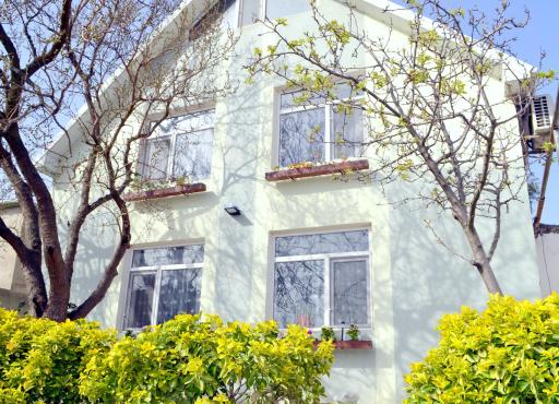 Garden Cottage near Beach, Airport - Housity