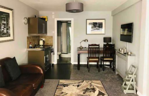 Nr WINDSOR stunning 1 bedroom self contained property in Burnham near Heathrow - Housity