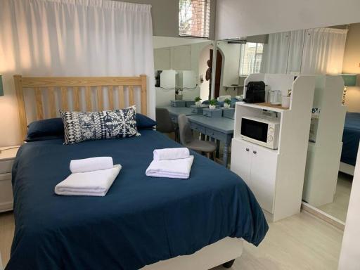 Stunning Executive Room @ 14 On Elstree - Housity