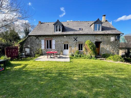 Bras D’Or Rural Gite cottage by farms & lakes. - Housity