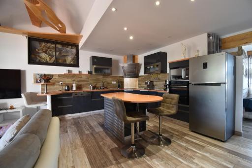 T2 vue canal et remparts d'Aigues Mortes - Housity