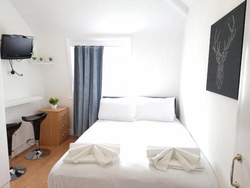 F21-4th Floor Studio for 2 Near Paddington - Housity