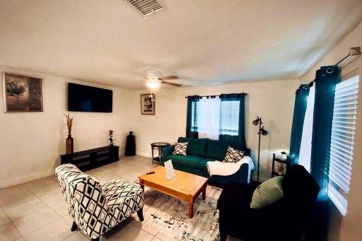 Lovely 2-bedroom 1-bath rental in Oakland Park FL - Housity