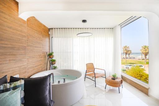 צימר על הים גקוזי ואירוח איכותי Oceanfront Beach House W Jacuzzi - Housity