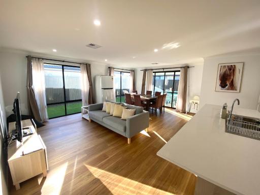Corporate Executive Modern 5bedroom Family friendly home - Disabled Access & Disability Modified - Housity