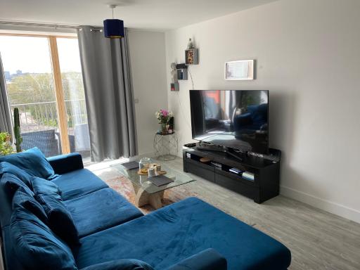 Entire Riverside Apartment with Balcony - Housity