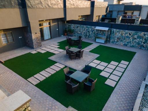 Trivelles Express - Penthouse and Apartment Suites - Housity