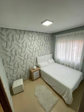 Next to airport!Queen double bed + Private bathroom - Housity