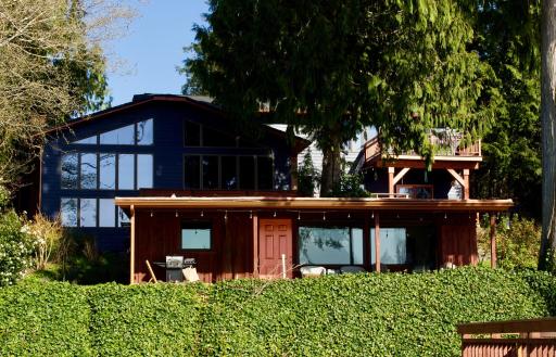 Lakeside Cottage & Hot Tub - Housity