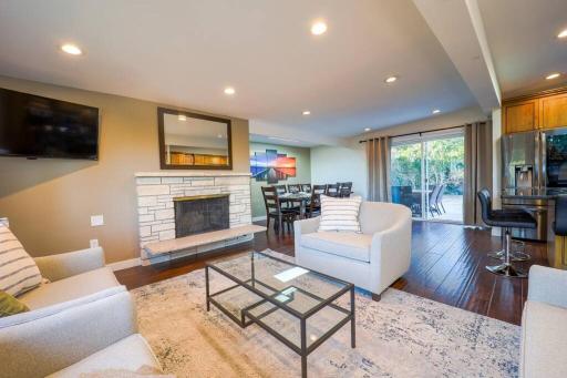 Modern Lake Hills Villa, ideal long or shared stay - Housity