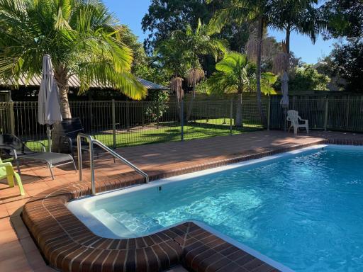 Sunny, 2-bedroom apartment with pool, 200m from Caseys beach - Housity