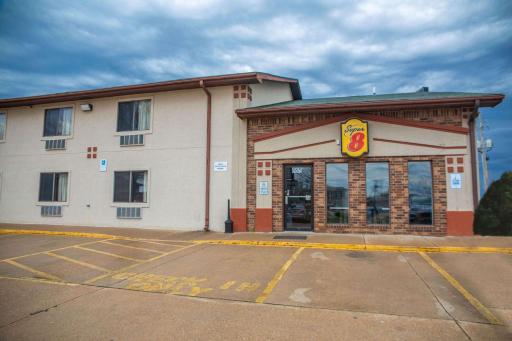 Super 8 by Wyndham Mountain Home - Housity