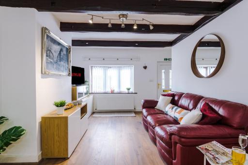 Sunshine Cottage by Happy Sunshine Stay - Housity