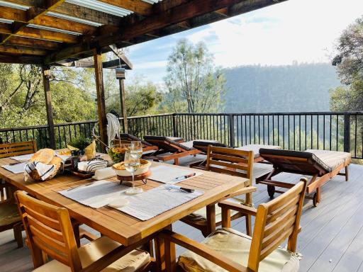 4 Acre Lakehouse with Huge Deck - Housity