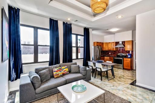 Retreat in a stylish 2BD apartment in the heart of the City - Housity