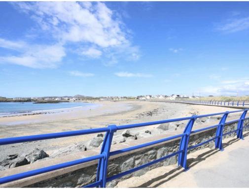 Lligwy House - Charming 3-Bed House in Holyhead - Housity