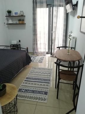 Poluteles stountio sto kentro tes larisas - Housity