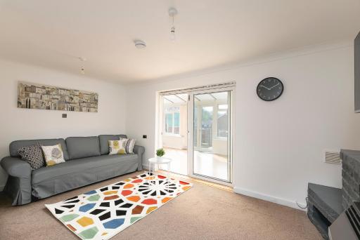 Skyvillion - STEVENAGE SPACIOUS & COZY 3Bed House with Parking, Wifi, Garden - Housity
