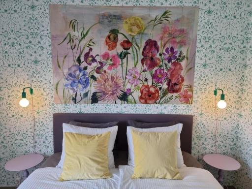 Neon Nights Studio - Housity