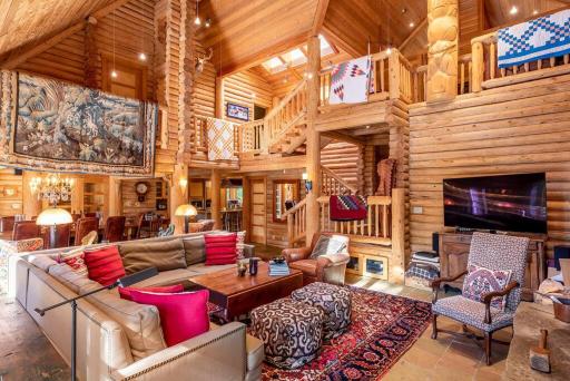 Cozy and Luxurious Alpine Log Home Chalet - Housity