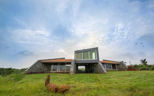 Stone House Bezze by StayVista with Lake view, Jacuzzi & Lawn - your perfect getaway - Housity