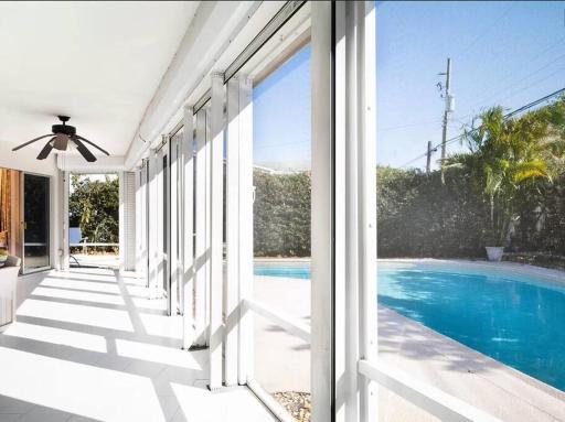 Lovely 3-bd, walk to bars, 9 min drive from beach! Heated pool. - Housity