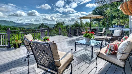 Highlands Frog Pond, walk to town - Housity