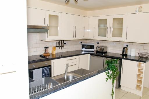Comfortable 3 Bedroom House Bartley Green B32 by 360 Midlands Wi-Fi, Free Parking - Housity