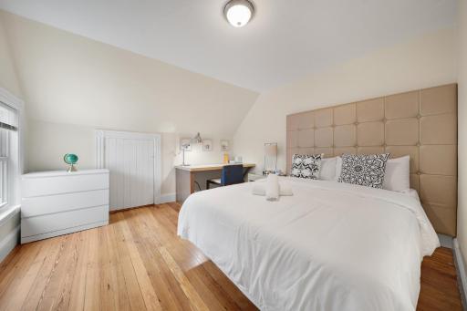 5BR 2BH Bright & Spacious Apt in Brighton - Housity