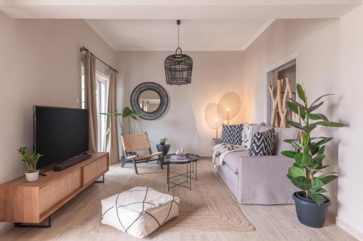 Minimal Retreat w/ Watercoloured Sunset View - Housity