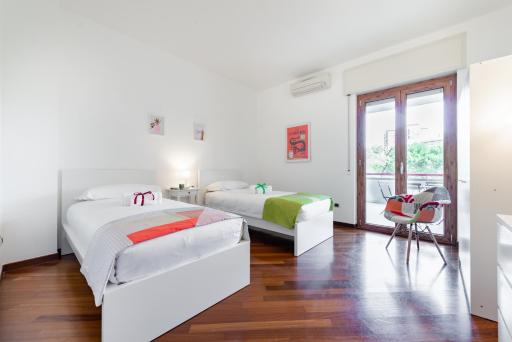 Roomy Apartment with terrace & parking - Housity