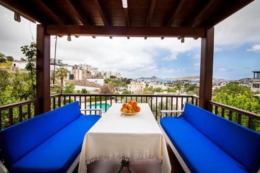 Gorgeous Villa with Balcony, Sea and OLEA - Housity