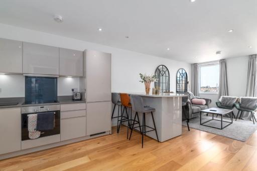 Stunning & Serene  with a Lovely View in Ealing - Housity