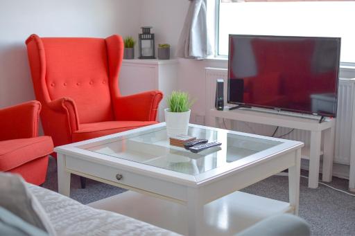 Cheerful 3-bedroom home with free parking and wifi - Housity