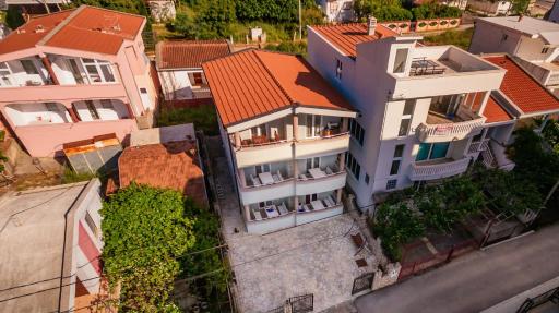 Sea House Apartments - Housity