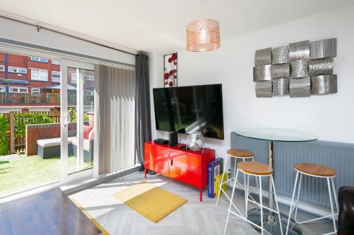 B16 Arena Central - 3 Bedrooms, 2 Bathrooms, Parking Space - Private Apartment - 欢迎 - Housity