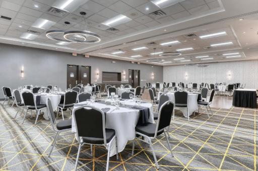 Holiday Inn Hotel & Suites Madison West, an IHG Hotel - Housity