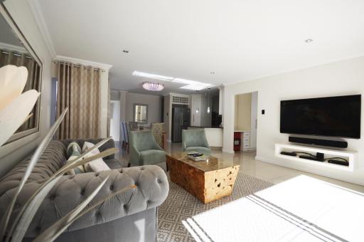 Stylish 3 Bedroom House with Pool - Housity