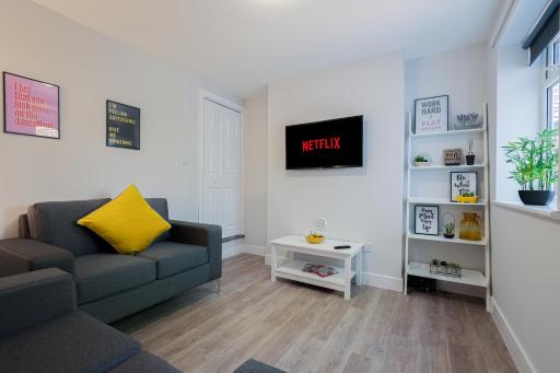 Cannock 3 bedroom house - perfect for work or leisure - Housity