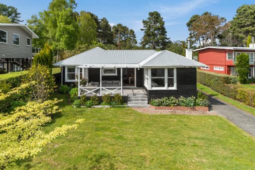 The Lake House Garden - Waitetoko Holiday Home - Housity