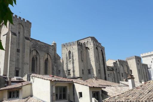 RÉNOVÉ, vue SUR Palais des Papes, terrasse et WIFI TROISIEME ETAGE - Housity