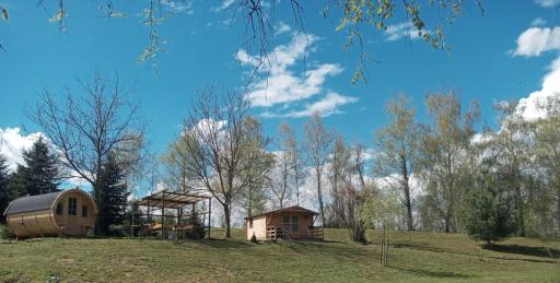 Schlaffass und Hütte mit Teich - Housity