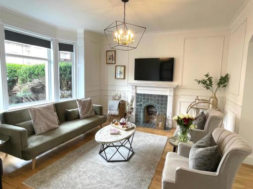 Stylish & Chic Central Apartment with Hot Tub - Housity
