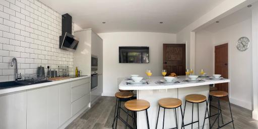 Bessie House Free Parking Doncaster Racecourse Wildlife Park Eco Power Stadium A1 M18 M1 M62 - Housity