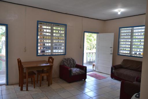 Budget Cheerful Entire Belizean One Bedroom Home - Housity