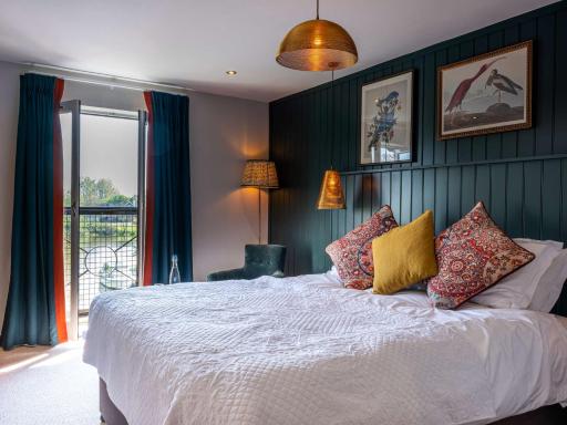 The Bridge Hotel - Housity